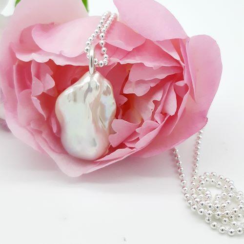 Baroque pearl pendant