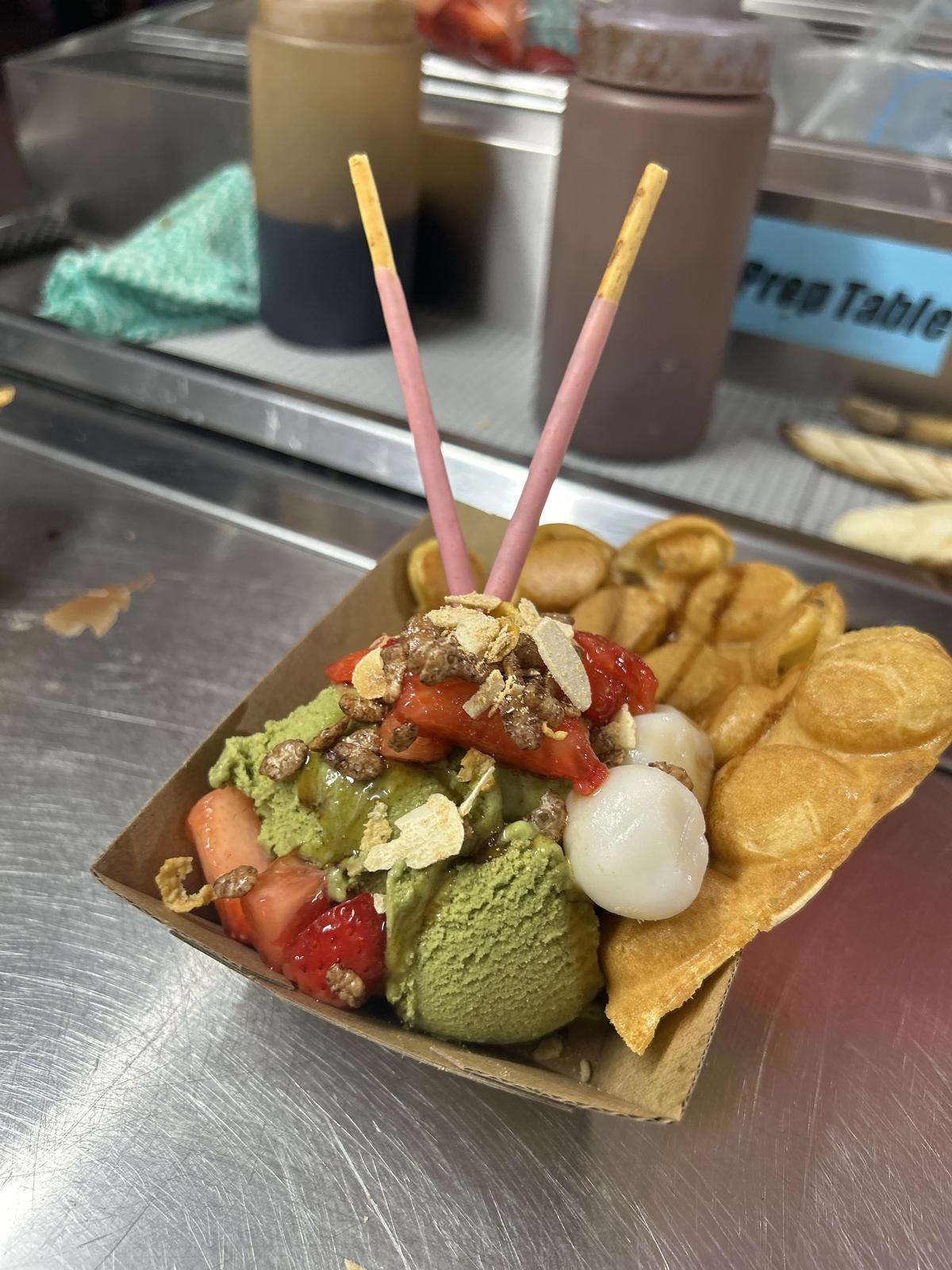Egg Bubble Waffle Cup / Matcha Mochi